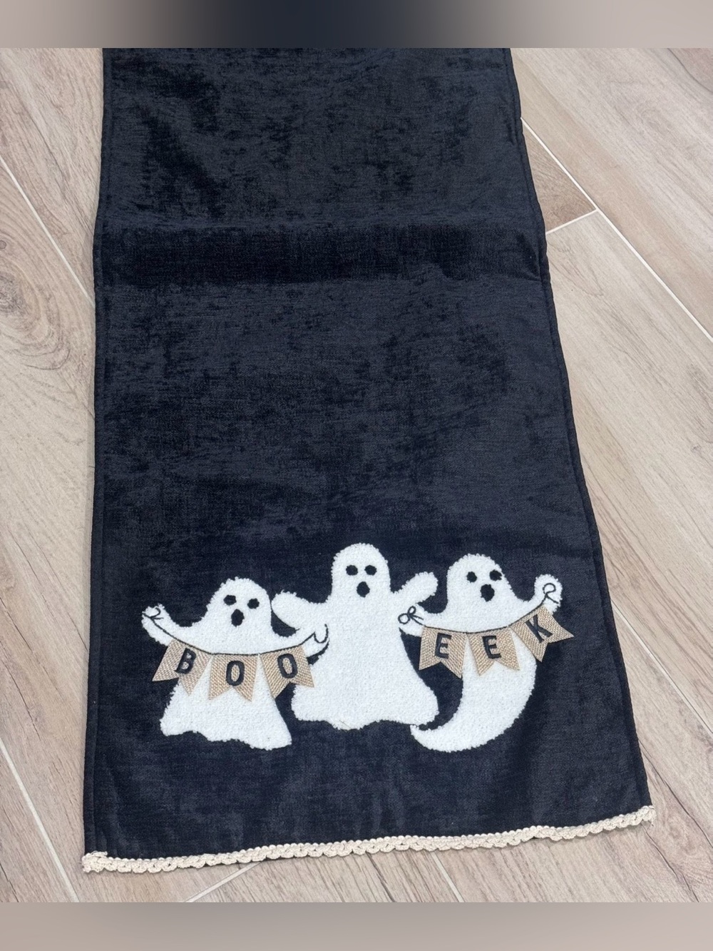 Halloween table runner with 'Boo' and 'Eek' Banner Like New